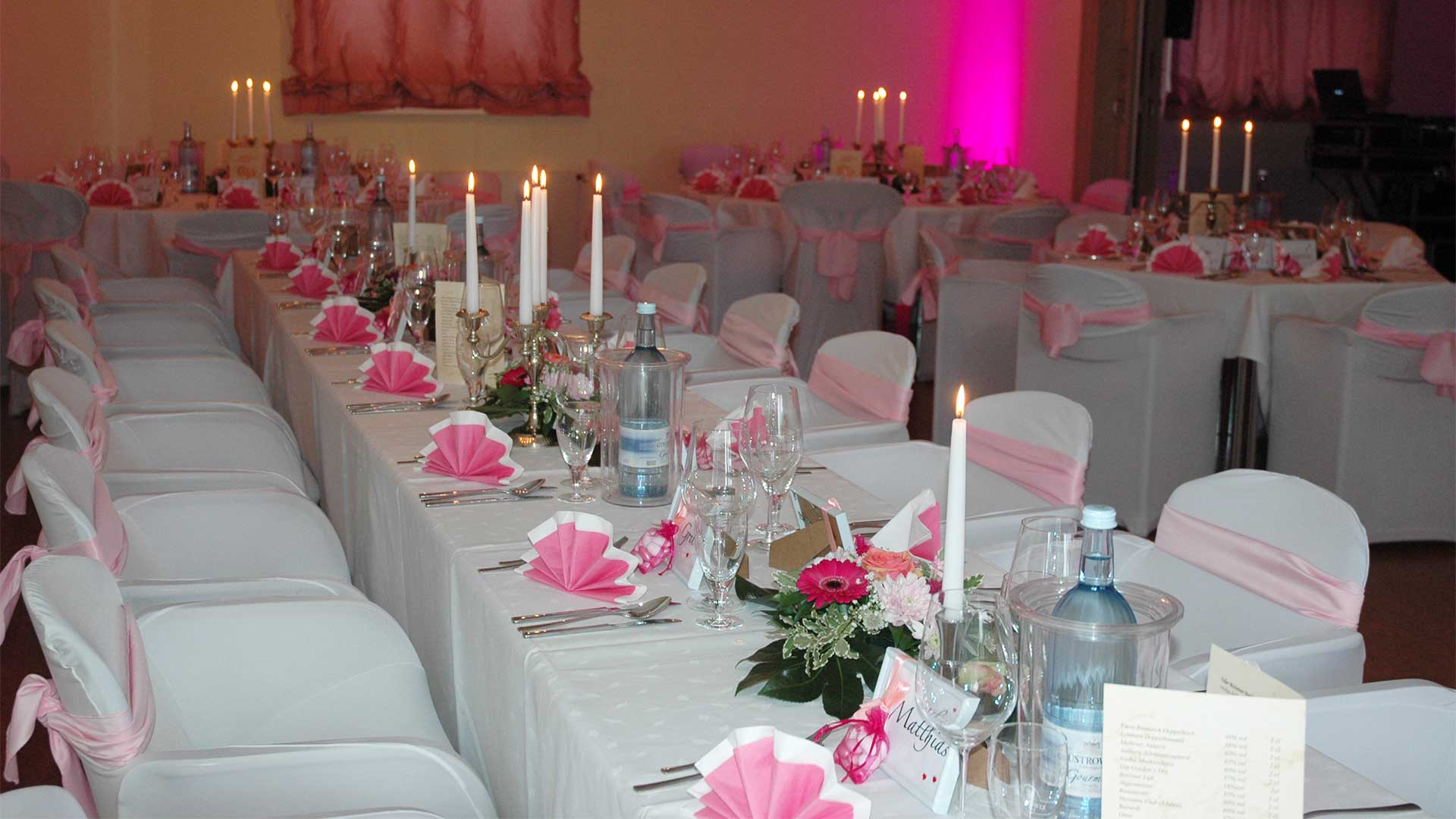 Gedeckter Tisch zu Feierlichkeiten in Pink