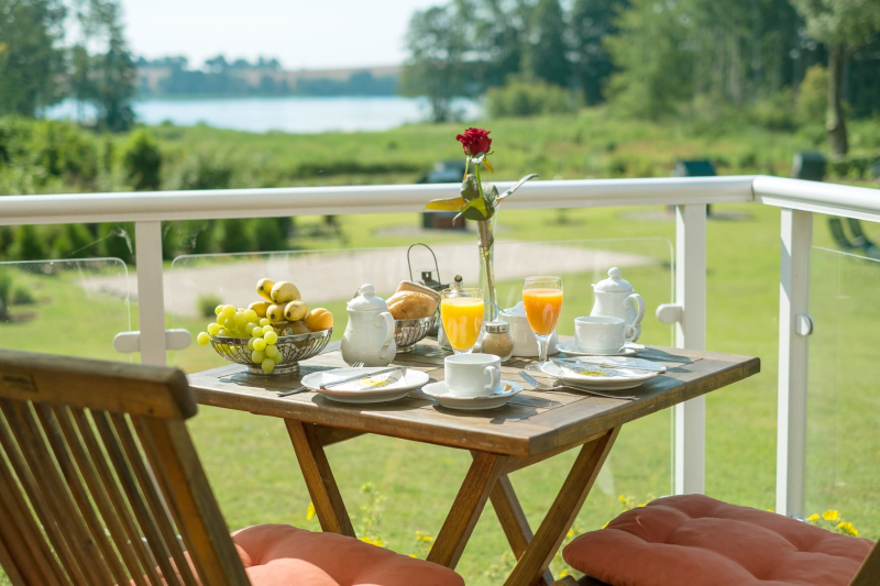Restaurant "Steg und Genuss" gedeckter Tisch auf Terrasse