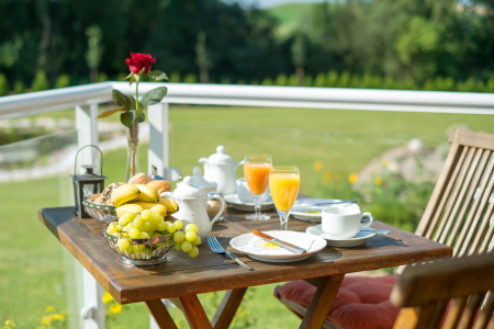 Restaurant "Steg und Genuss" gedeckter Tisch auf Terrasse